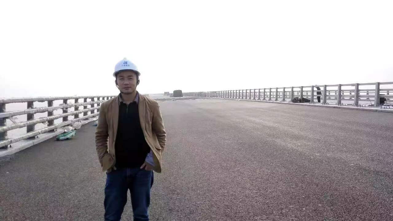 在广东工作时工地上的何振荣.jpg